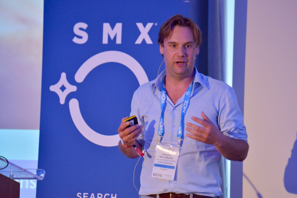 Arnout Hellemans speaking on Google Analytics at SMX Lonson